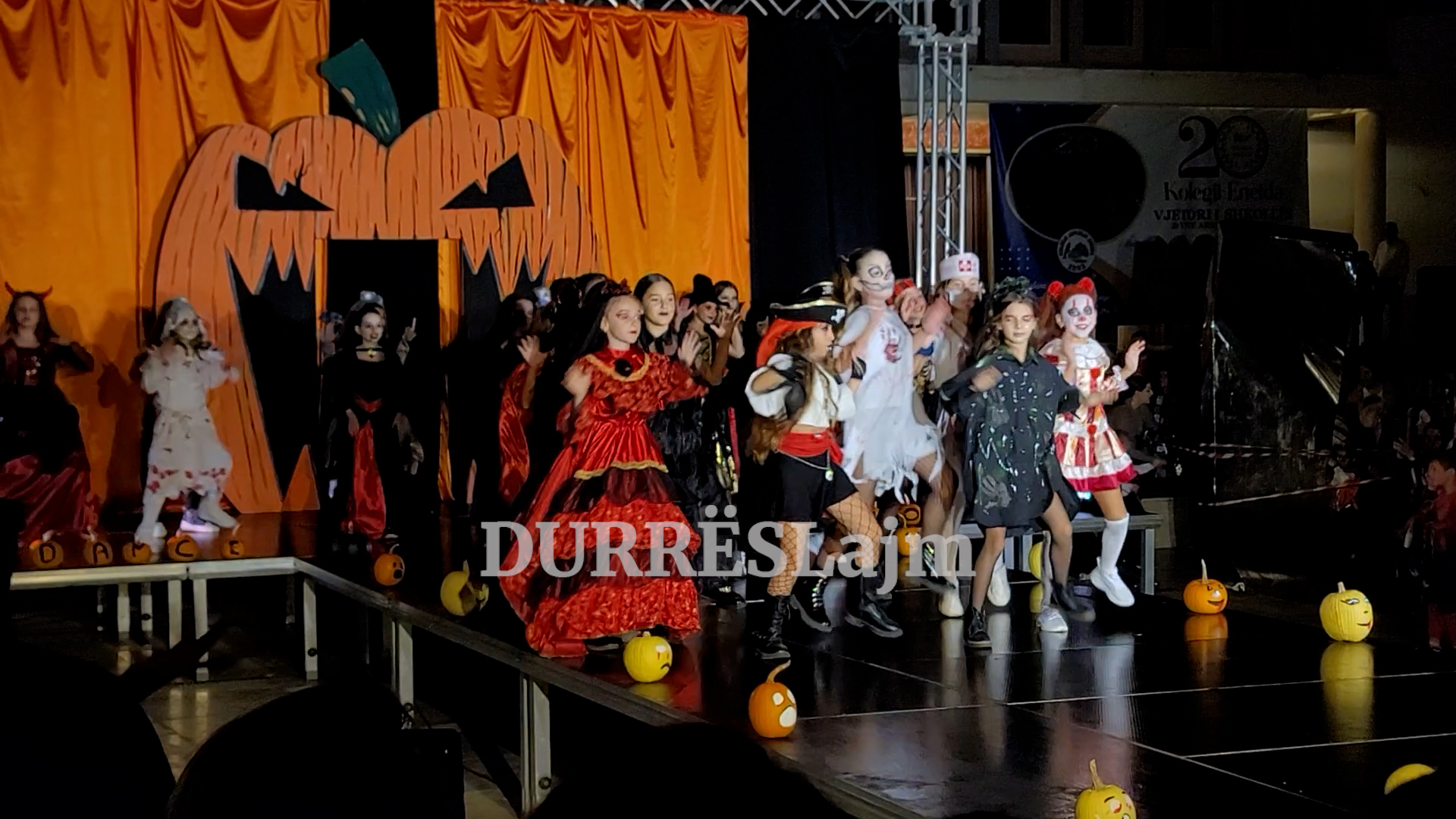 200 fëmijë sjellin atmosferën e Halloween-it në qendër të Durrësit (VIDEO)