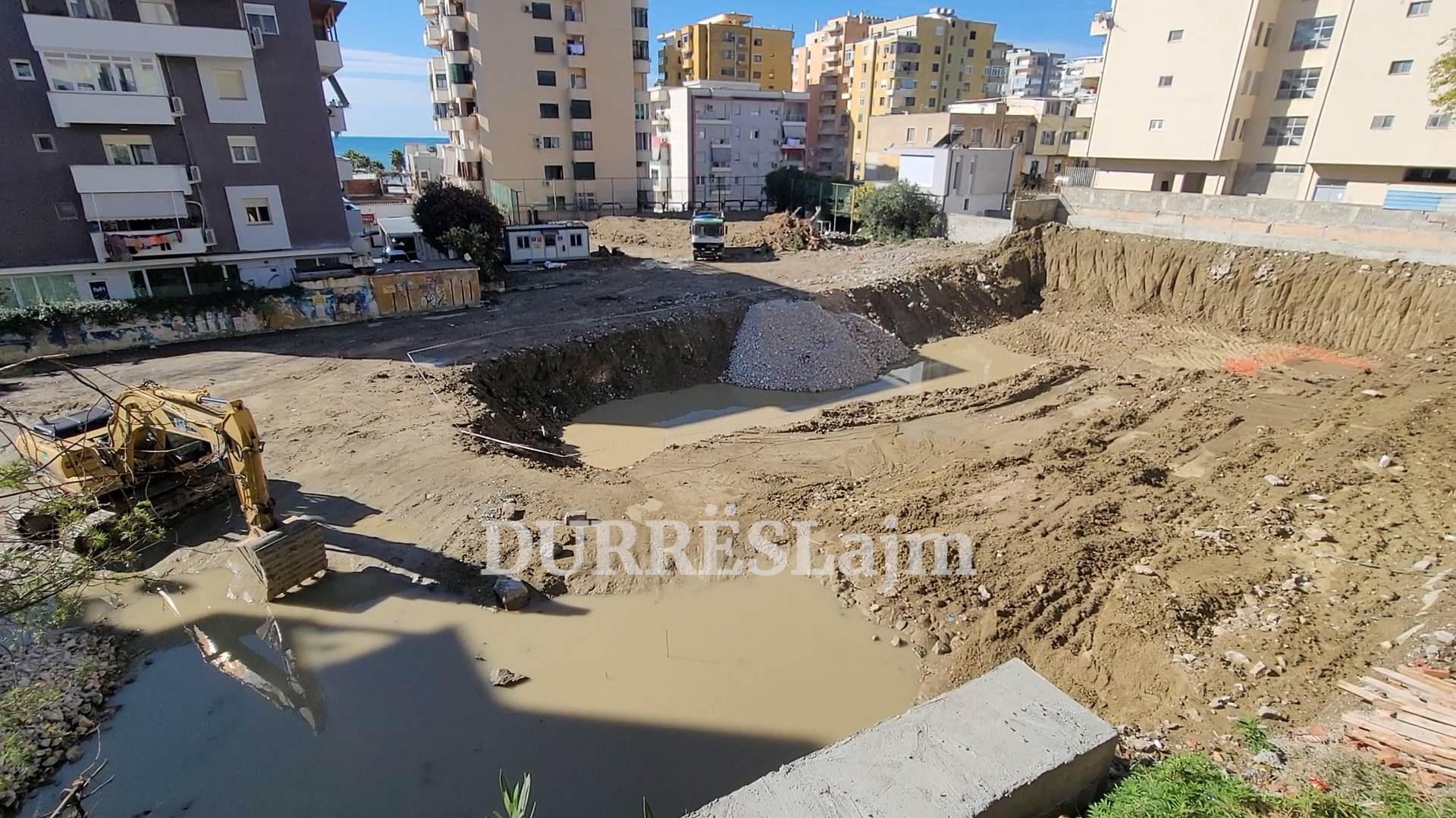 Në kantierin e ndërtimit të gjimnazit “Gjergj Kastrioti”, çfarë pritet të ndodhë pas zbulimit të mozaikut të rrallë në Durrës (VIDEO)