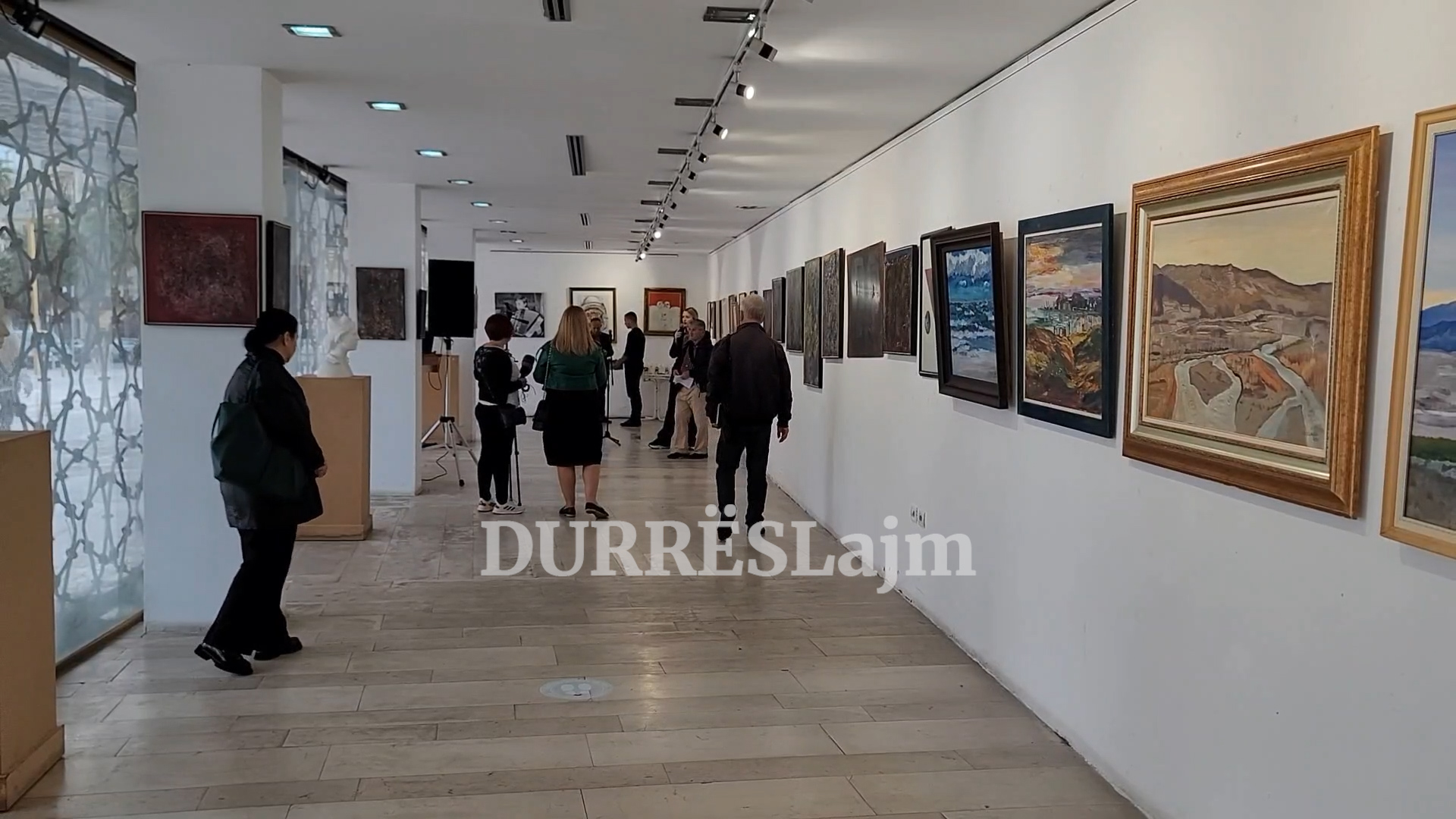 &#8220;Pëllumbat e paqes&#8221; ndalet në Durrës, bën bashkë 40 artistë nga Shqipëria, Kosova dhe diaspora (VIDEO)