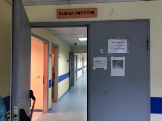 Vdes në spital foshnja 8 muajshe, prindërit kallëzim në prokurori për neglizhencë