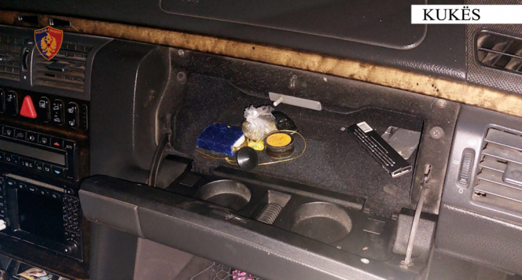 Theu masën “arrest shtëpie”/ Kapet me drogë dhe shkop bejsbolli në makinë, arrestohet 19-vjeçari