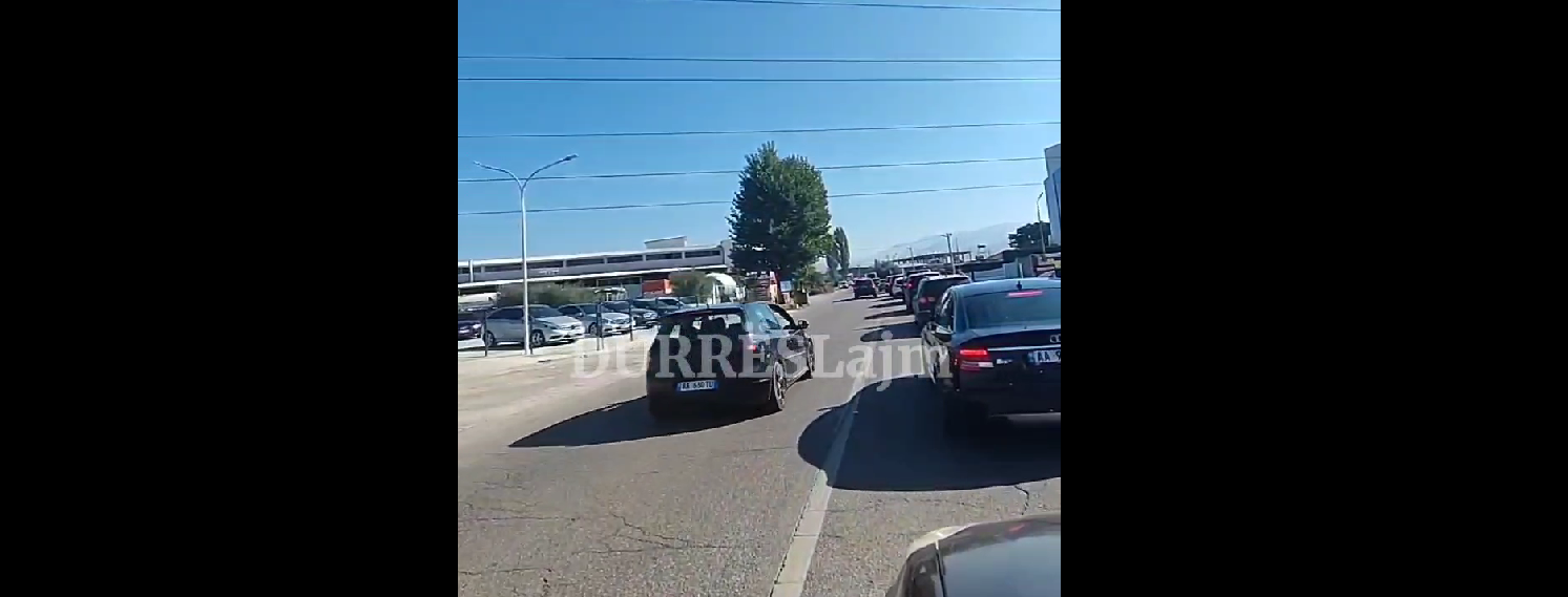 Trafik kilometrik në këtë aks rrugor, shoferët manovra të rrezikshme për të shmangur bllokimin (VIDEO)