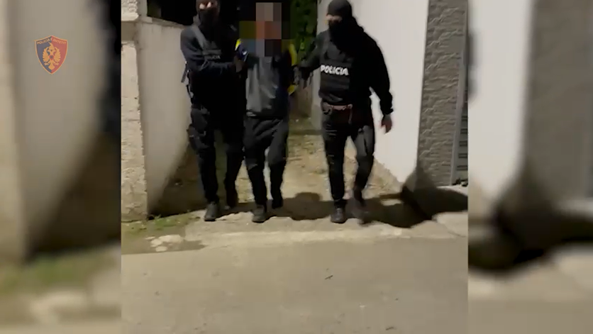 Policia e Durrësit godet grupin prej 9 vetash, transportonin emigrantët e Lindjes për 3500-5000 euro drejt BE-së (VIDEO+EMRAT)