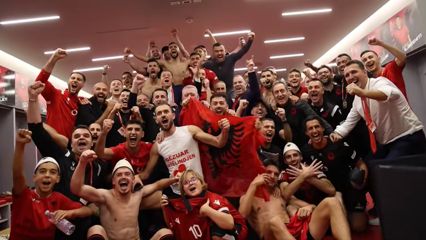 Pas fitores me Çekinë, festë në dhomën e zhveshjes, Zaho feston me futbollistët (VIDEO)