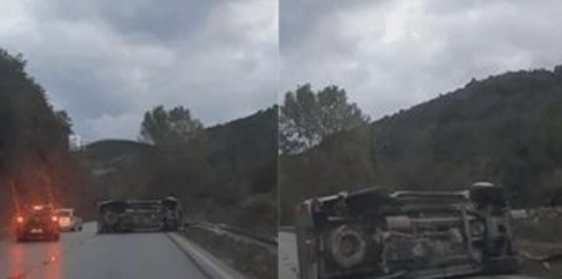 Aksident i rëndë, makina përmbyset në rrugë