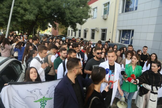 Studentët e Mjekësisë sërish në protestë, mblidhen para ambienteve të UMT-së