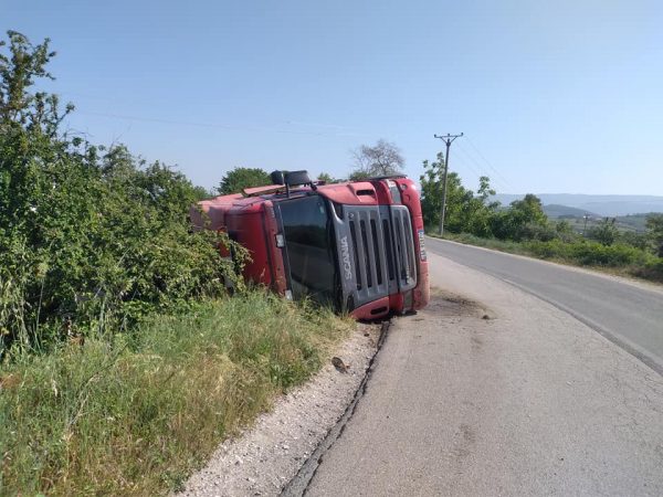 Përmbyset kamioni ndërsa shkarkonte gurët, dëmtohet shoferi 68-vjeçar. Niset drejt spitalit