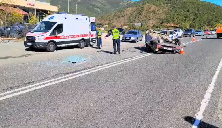 Përplasen dy automjete në Rrugën e Kombit, raportohet për disa të plagosur