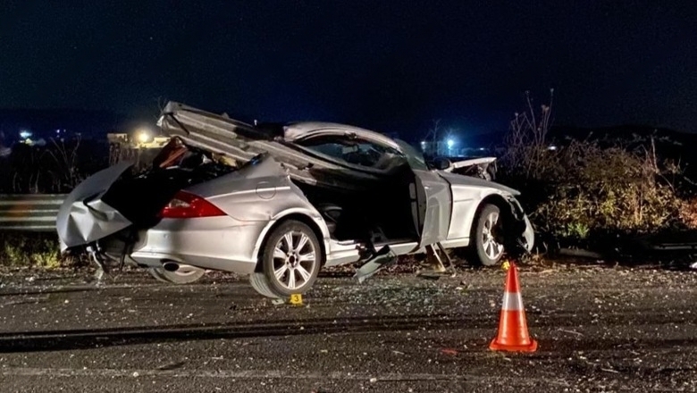 Aksident i rëndë/ I riu humb kontrollin e mjetit dhe përplaset me bordurën mbrojtëse të rrugës, vdes pasagjeri