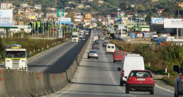 Dy aksidente në autostradën Durrës-Tiranë, krijohet trafik i rënduar, autoritetet: Shmangni qarkullimin në këtë aks rrugor