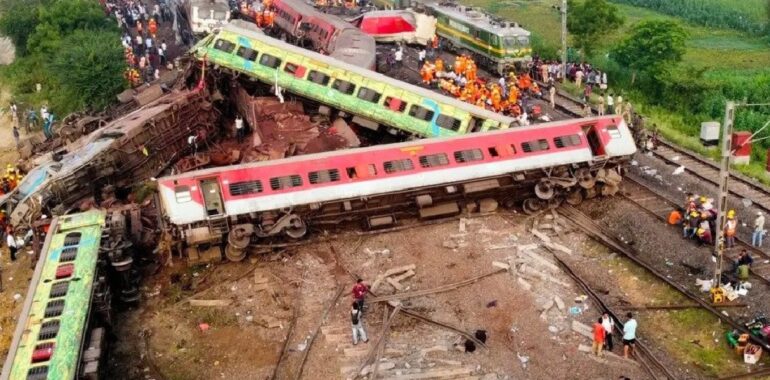 Të paktën 15 të vdekur dhe mbi 100 të plagosur pas një përplasje mes dy trenash në Bangladesh