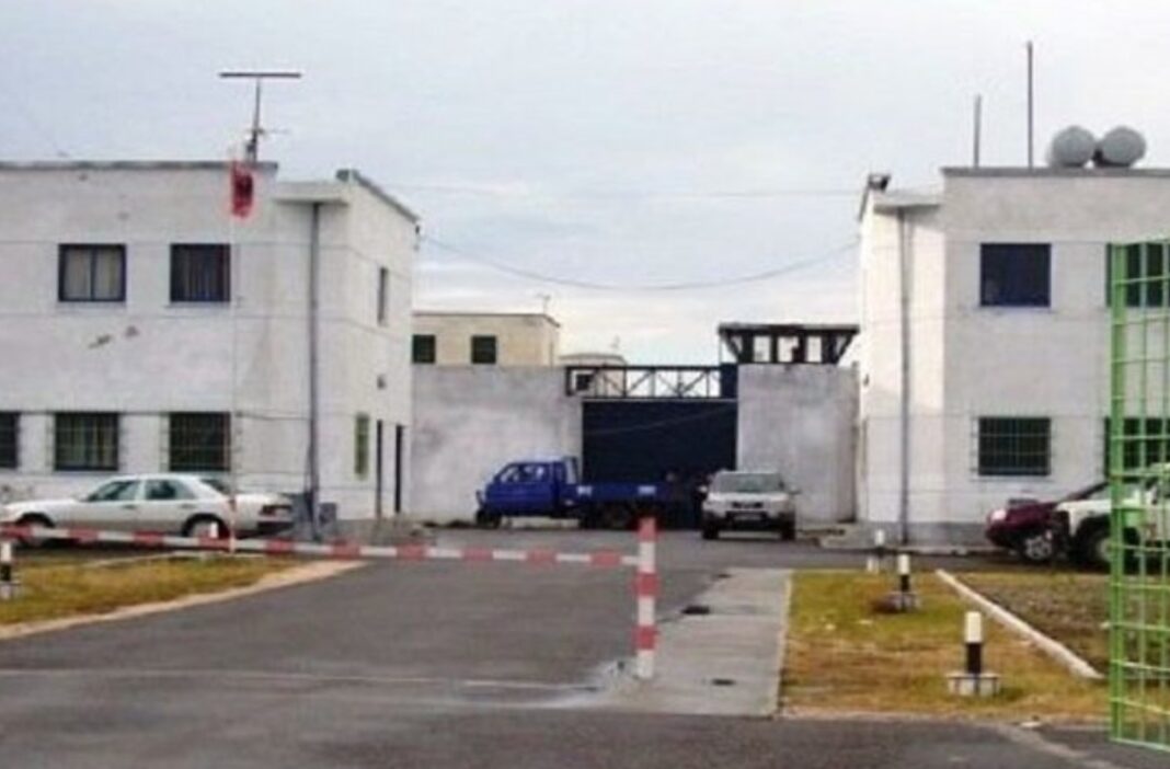 Dy javë pas drejtorit, prangoset dhe ish-shefi i Financës së burgut të Lushnjës