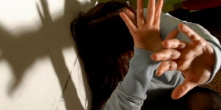 Rrahu gruan në sytë e fëmijëve, arrestohet 36-vjeçari