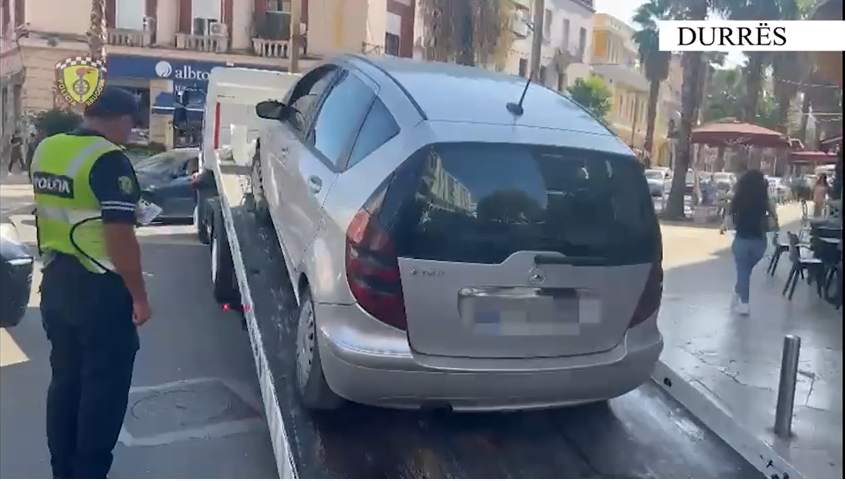 Policia heq me karroatrec makinat e parkuara gabim në Durrës, në një javë gjobiten 620 shoferë (VIDEO)