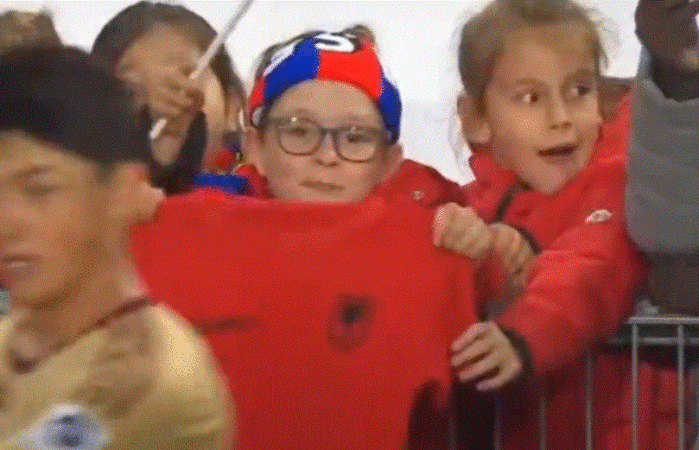 Fanella e Shqipërisë shfaqet në stadiumin e Baselit, e mban një tifoz i vogël