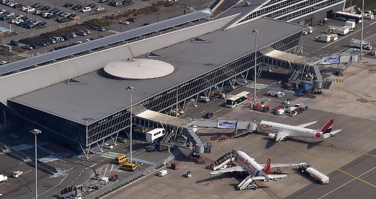 Panik në disa aeroporte në Francë, pasagjerët evakuohen pas kërcënimeve për bombë