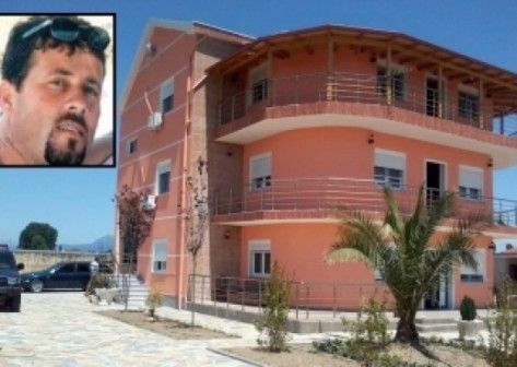 Kush është ish-oficeri që policia dhe SPAK i rrethuan banesën dhe lokalin pasditen e sotme