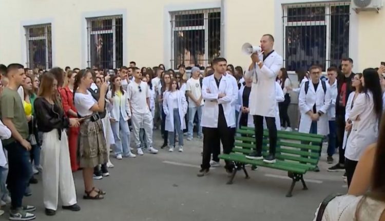 “Beteja vazhdon!” Studentët e Mjekësisë lajmërojnë protestën e radhës