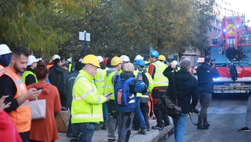 Aksidenti me 3 shqiptarë të vdekur në Hamburg, një nga punëtorët ende poshtë skelës së shembur
