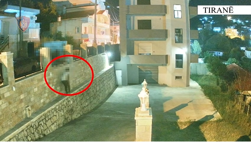 VIDEO/ Hyri në banesë nga ballkoni, policia publikon pamjet e vjedhjes së një shtëpie. Vihet në pranga i riu