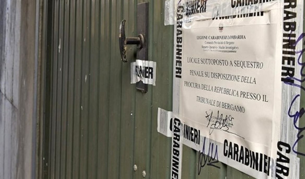 Mbylli gruan brenda garazhit të një vile bosh dhe e rrahu, arrestohet shqiptari në Itali