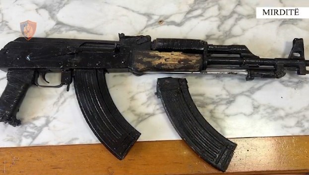 Në pranga 20-vjeçari me kallashnikov në makinë