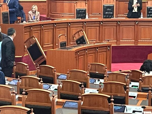 Nga prezenca e deputetëve të përjashtuar, te qëndrimi i PS-së, skenarët që priten të ndodhin sot në seancë