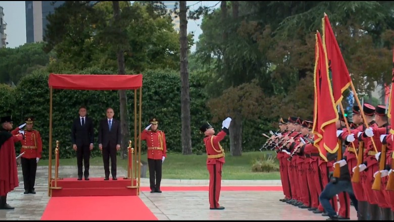 Vizita e parë në Shqipëri, Macron pritet në ceremoni zyrtare nga presidenti Begaj