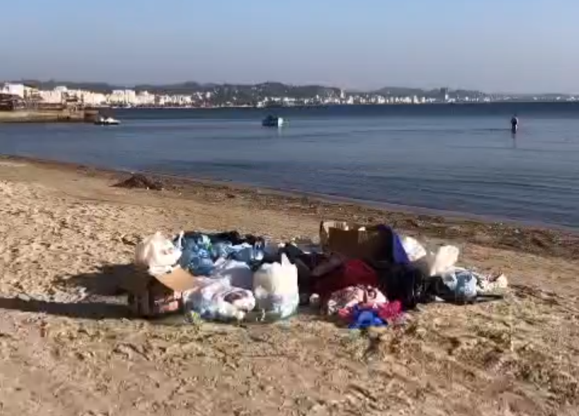 Durrës, mbeturinat urbane në mes të plazhit. A po e prishim vetë imazhin turistik të qytetit? (VIDEO)