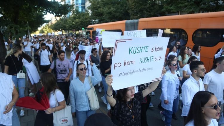 Deputetët e opozitës mbështesin studentët e mjekësisë, çojnë ligjin në Gjykatën Kushtetuese