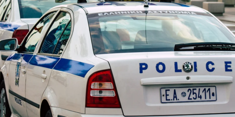 E shqetësonte zhurma, shqiptari terrorizon punëtorët e një biznesi në Selanik, qëllon me armë në drejtim të tyre