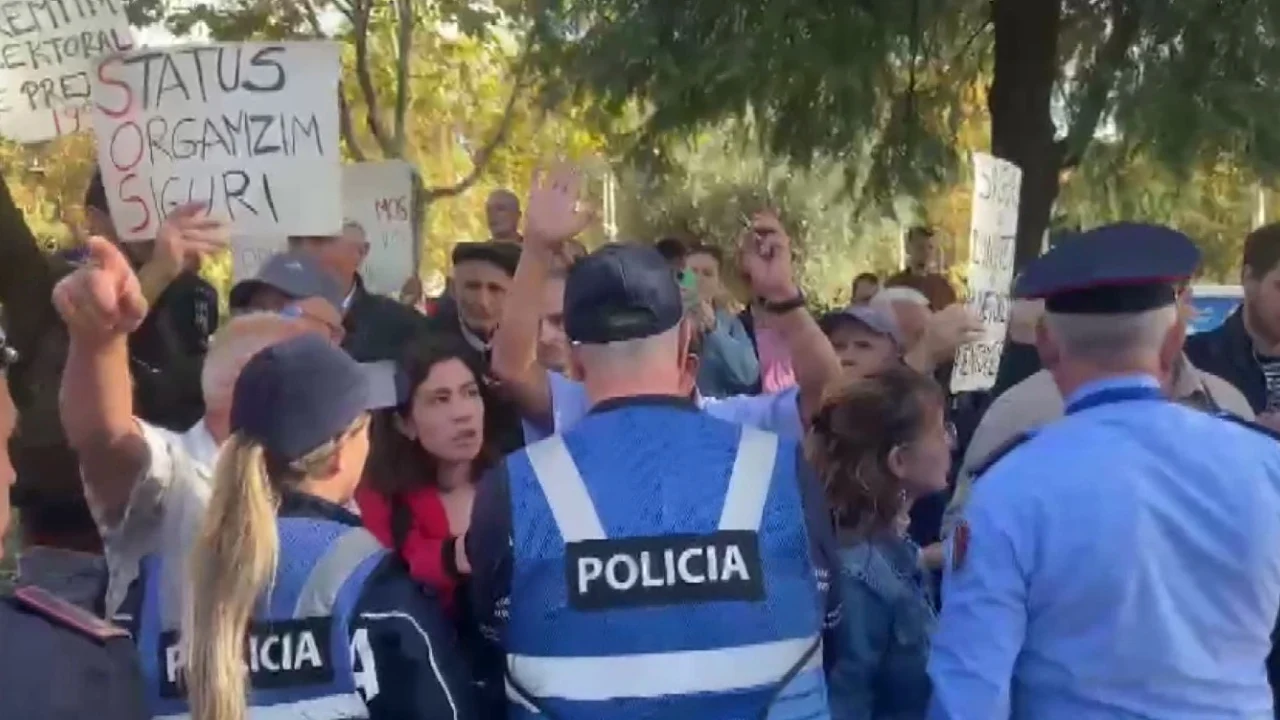 Protestojnë minatorët në pension! Përplasje me policinë jashtë Parlamentit