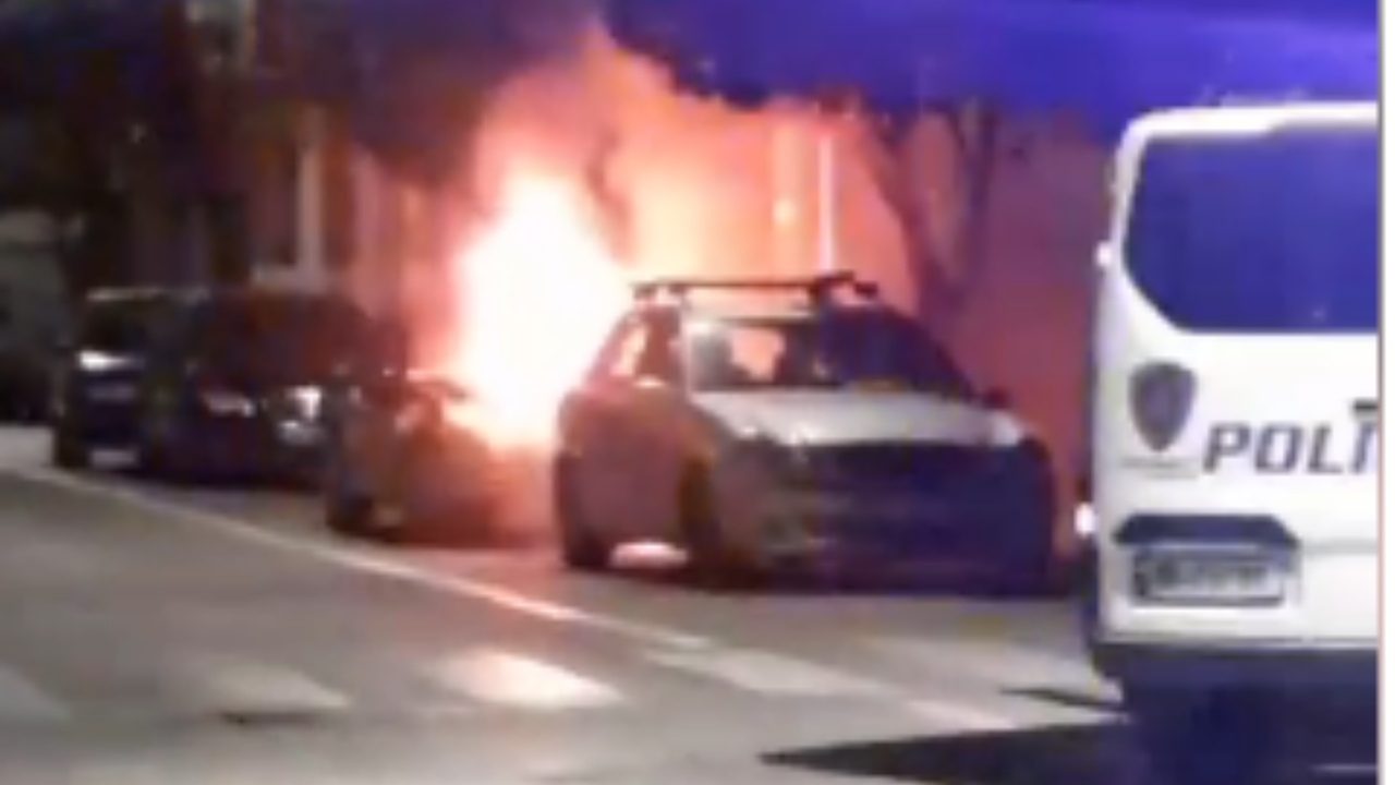 Digjet makina e një efektivi të policisë në Pogradec