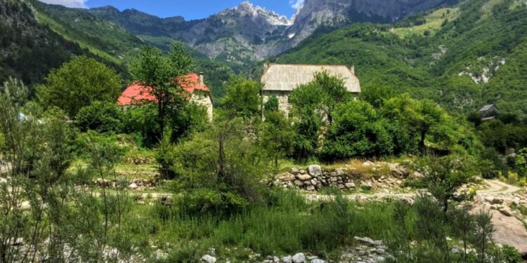Po ngjiste malin, turistja gjermane rrëshket në greminë dhe ndërron jetë