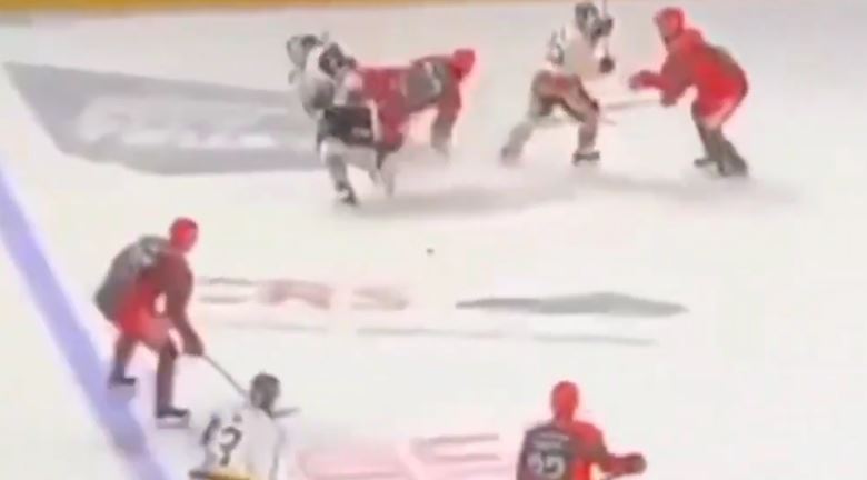 Kujdes pamje të rënda/ Tmerr në një ndeshje hokej, lojtari humb jetën pasi patina i pret qafën