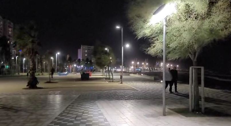 Pas rrëzimit të shtyllës te shkallët e lokalit, një tjetër shtyllë ndriçimi rrezikon të bjerë në shëtitore (VIDEO)