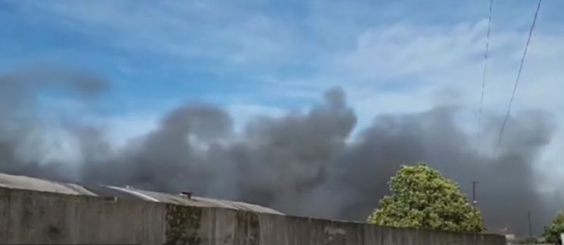 Merr zjarr fabrika e mobilerisë, zjarrfikësit në luftë me flakët në Fier