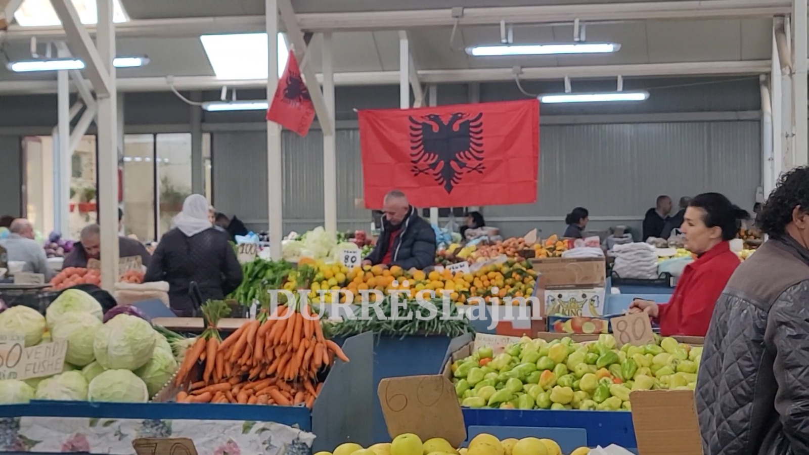 Durrës, nuk ka patriotizëm me barkun bosh. Tregtarët:  Si mos më keq, po rrimë në punë sa për të thënë! (VIDEO)
