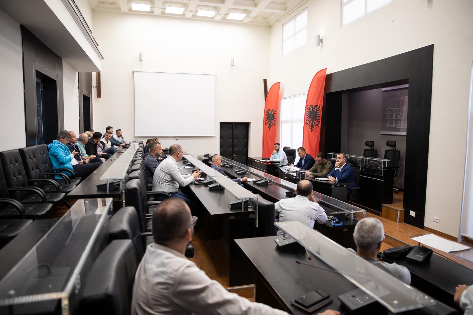 Priten reshje të dendura shiu, mblidhet Komisioni i Mbrojtjes Civile në bashkinë Durrës, ja çfarë u diskutua