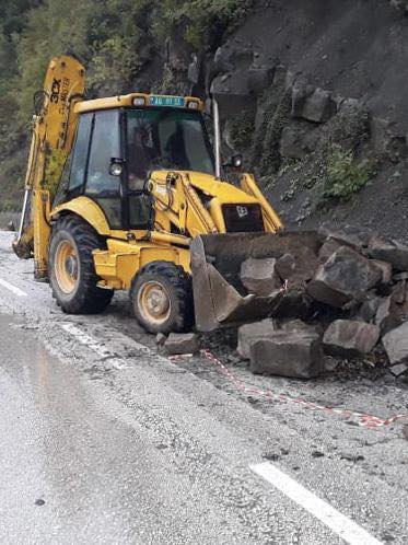 Stuhia “Ciaran”/ MM: Po punohet për pastrimin e rrugëve, u evakuuan 23 turistë të bllokuar