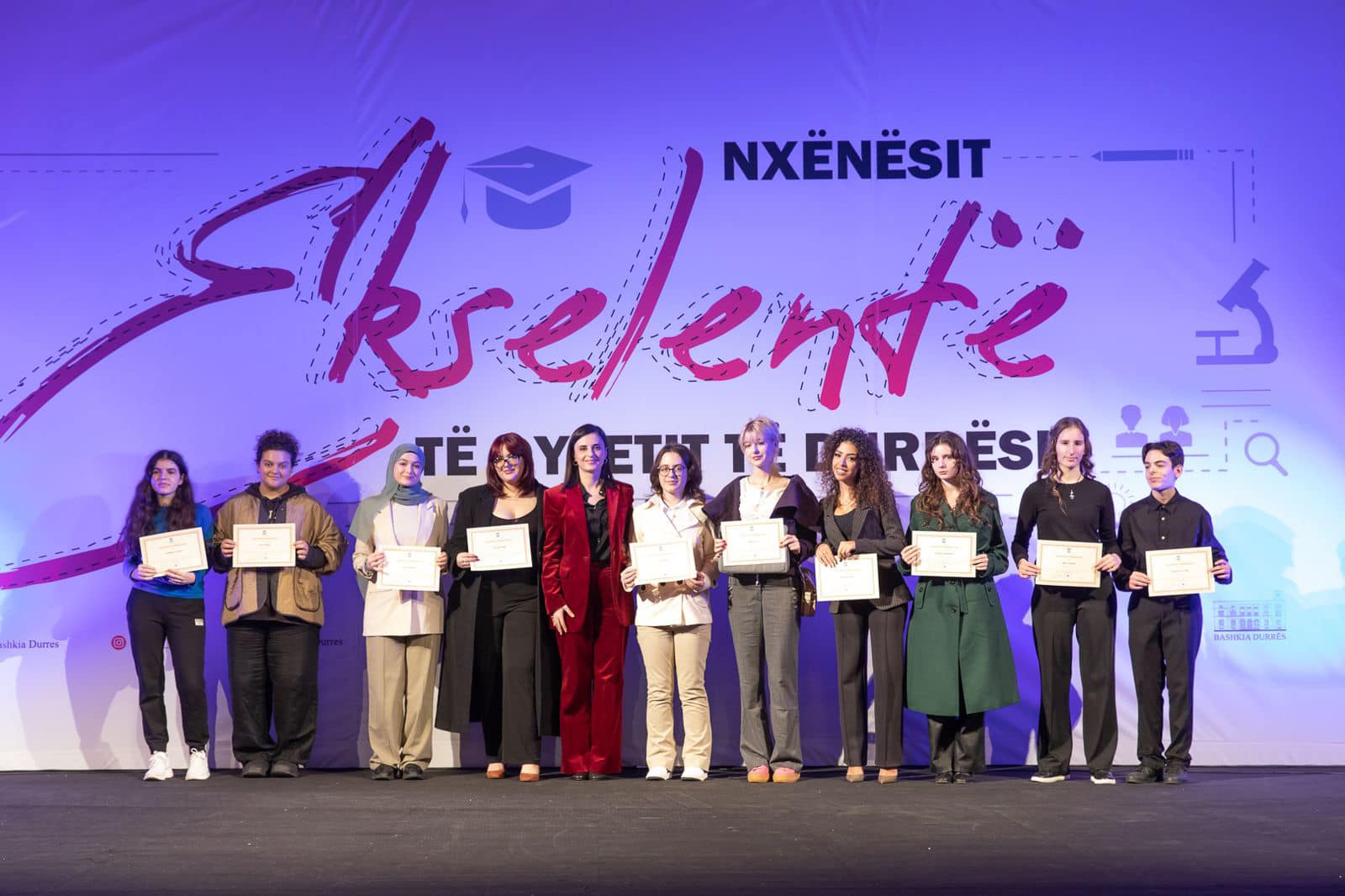 Sako shpërndan certifikata mirënjohjeje për nxënësit ekselentë të shkollave të Durrësit