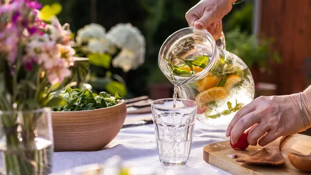 Ujë me limon për të humbur peshë? Një nutricioniste rendit përfitimet e pijeve freskuese