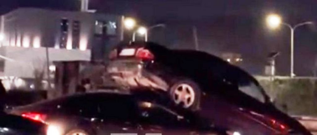 Aksident në autostradën Tiranë-Durrës, makinat hipin sipër njëra-tjetrës