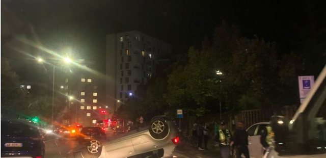 Aksident në Tiranë, makina kthehet përmbys pranë QSUT-së (FOTO)