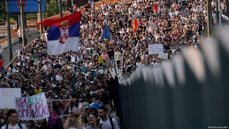 Pse u nxitua Aleksandër Vuçiç për zgjedhje të parakohshme në Serbi? Çfarë po luhet në skenën politike në Beograd