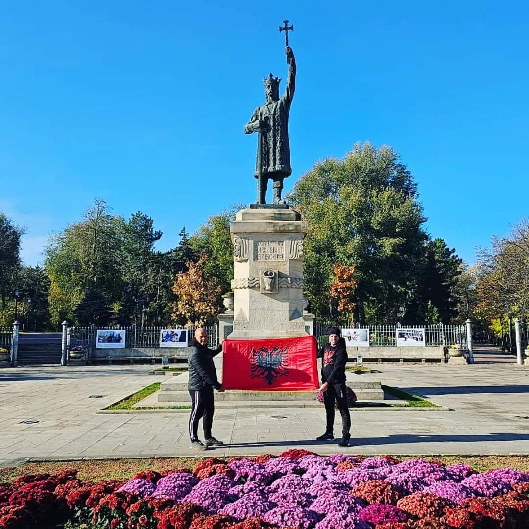 “Uno kryqzimo, due kryqzimo, Berlin”/ Tifozët nga Durrësi në Moldavi për të mbështetur kombëtaren (FOTO)