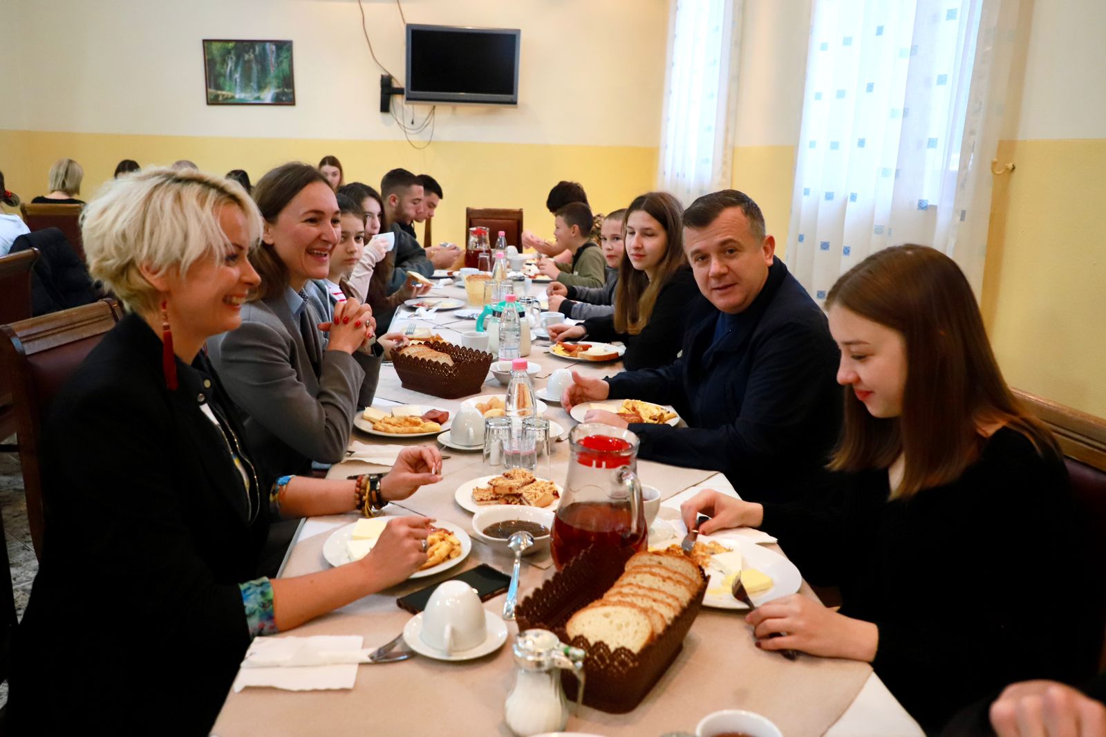 Ministri Balla pret në Durrës fëmijët e oficerëve të policisë së Ukrainës. Ata kanë një dhuratë në shenjë falënderimi