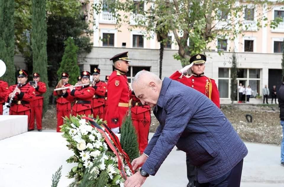 “Flamuri na bashkon të gjithëve”, Ilir Meta uron shqiptarët: Gëzuar Pavarësinë e Shqipërisë!