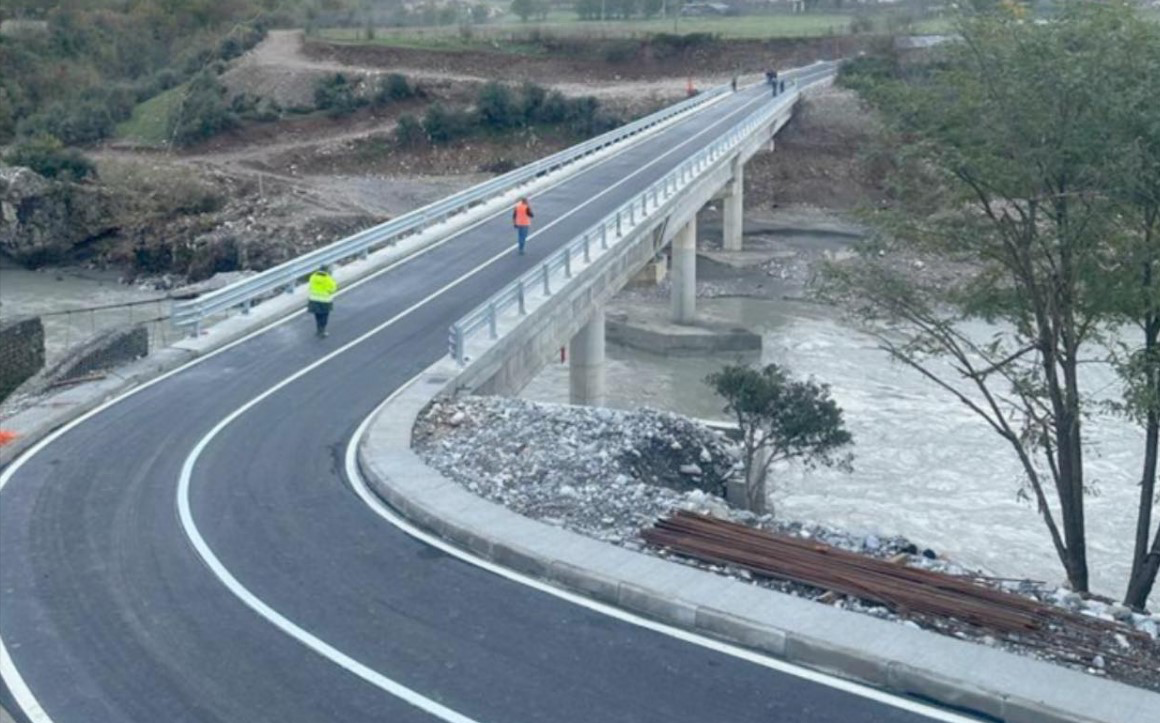 Rama publikon pamjet e urës së re në Përmet: Lidh fshatrat që deri dje kanë qenë pothuajse të izoluar