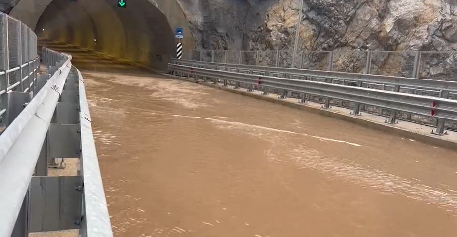 Stuhia bllokon rrugën e Arbrit, uji përmbyt tunelet dhe urën